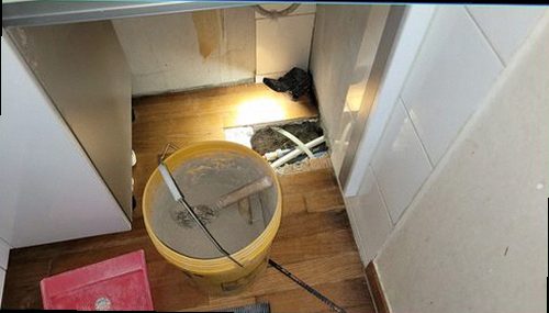강화군 누수탐지 누수 의심 구간을 체크리스트로 확인하는 장면