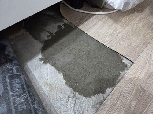 누수탐지 천장 얼룩 점검 장면