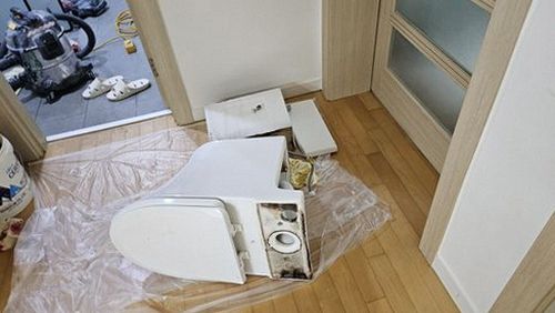 누수탐지 욕실 바닥 줄눈 변색과 벽면 얼룩이 함께 보이는 점검 현장