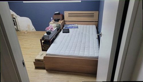 누수탐지 천장 마감 변색과 조명 주변 물자국을 확인하는 점검 장면