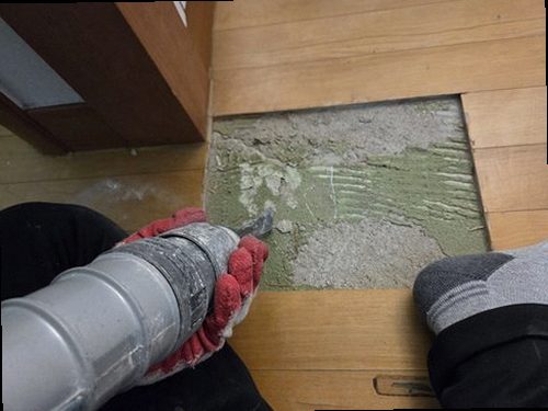 부평구 누수탐지 천장 얼룩의 범위와 물방울 발생 위치를 확인하는 점검 장면