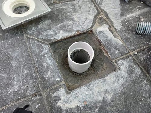 누수탐지 교체된 배관 연결부와 수압 재확인을 진행하는 작업 장면