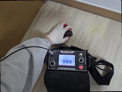 누수탐지 점검 결과와 수리 전후 상태를 확인하는 모습