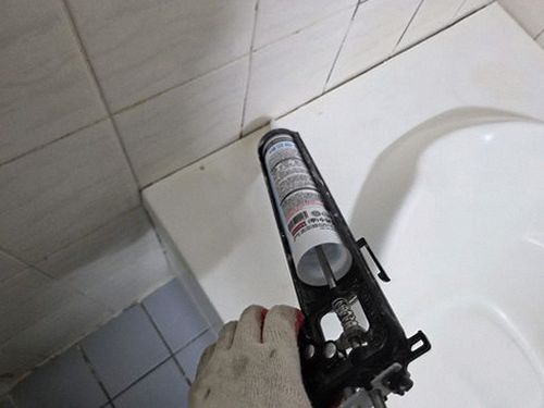 누수탐지 욕실 바닥 배관 연결부를 점검하는 현장 모습