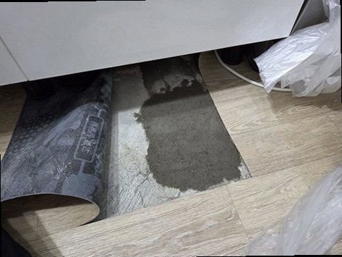 금천구 누수탐지 벽과 바닥의 누수 흔적을 확인하는 점검 장면