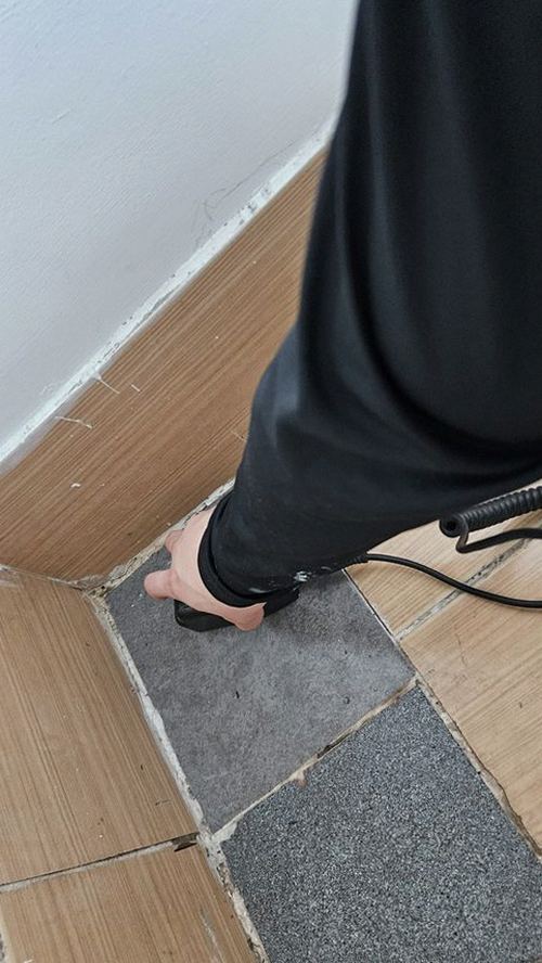 누수탐지 거실 벽면 얼룩과 천장 경계부 점검 장면