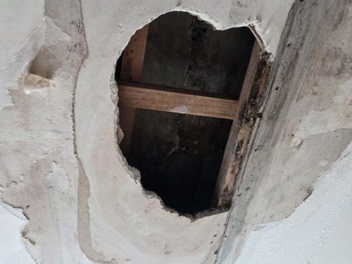 누수탐지 배관 이음부 교체 후 벽체 건조 작업 장면