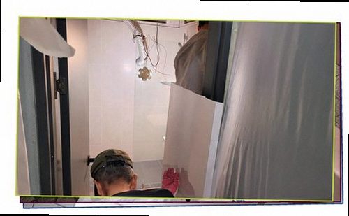 안성 누수탐지 천장과 벽면의 누수 흔적을 비교하며 점검하는 모습