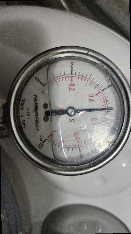 여주 누수탐지 바닥의 습기와 보일러 압력 변화를 확인하는 모습