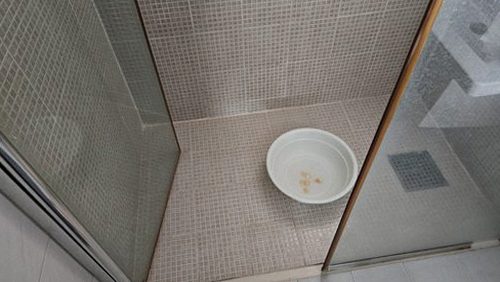 누수탐지 배관 누수 점검 장비를 사용하는 현장 장면