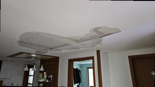 의왕 누수탐지 천장 얼룩과 벽지 들뜸 등 초기 누수 흔적을 기록하는 모습