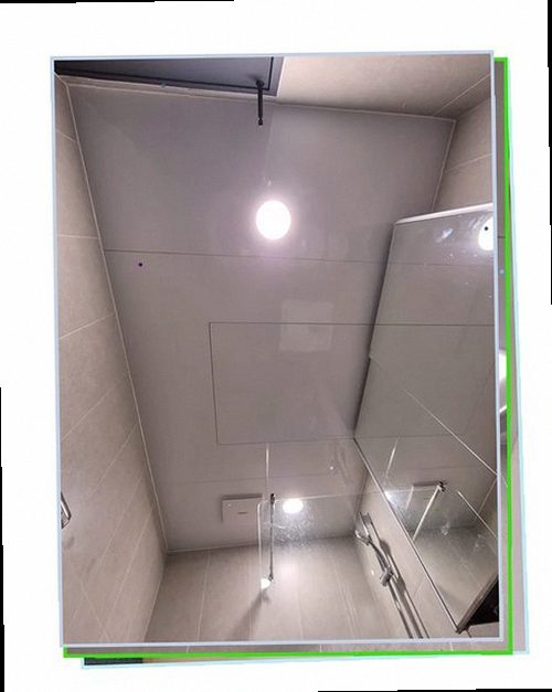 누수탐지 베란다 벽면과 바닥의 젖은 흔적을 확인하는 현장 모습