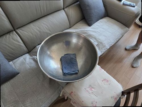누수탐지 누수 점검 전 천장 상태와 주변 배관 위치를 확인하는 장면