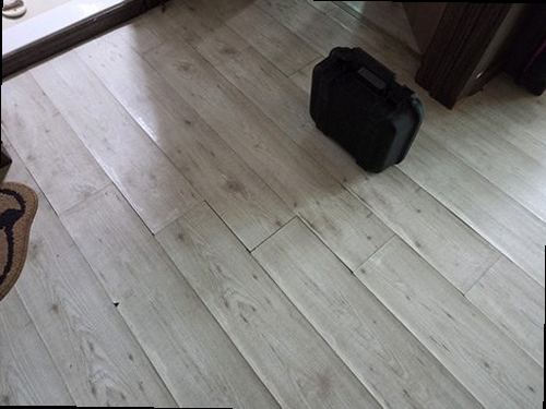 분당구 누수탐지 벽면 얼룩과 수분 상태를 확인하는 점검 장면