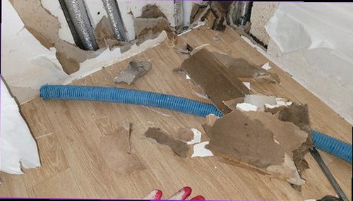 인천 서구 누수탐지 배관 점검과 수분 흔적을 함께 확인하는 장면