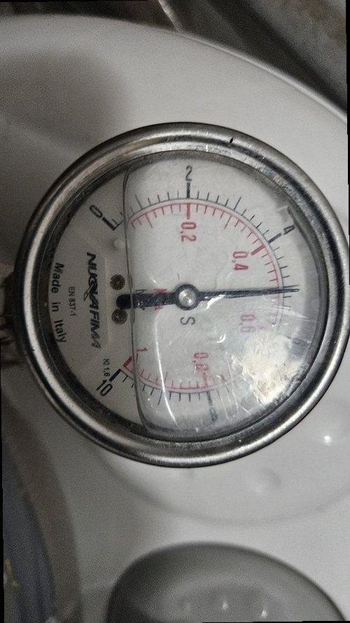 누수탐지 점검 결과를 정리하는 상담 장면