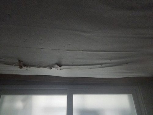 누수탐지 거실 천장 얼룩을 점검하는 현장 모습