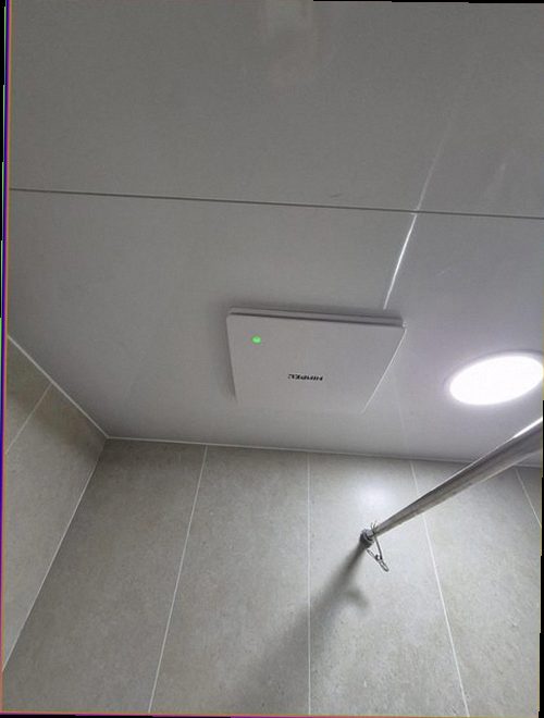 동안구 누수탐지 물이 고인 바닥과 수전 주변의 누수 흔적을 확인하는 현장