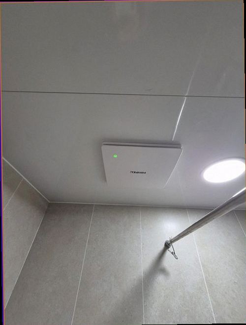 인천 중구 누수탐지 젖은 바닥과 벽면 변색을 확인하는 점검 장면