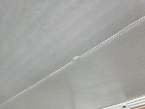 누수탐지 보수 후 일정 기간 동안 얼룩 변화를 관찰하는 점검 장면