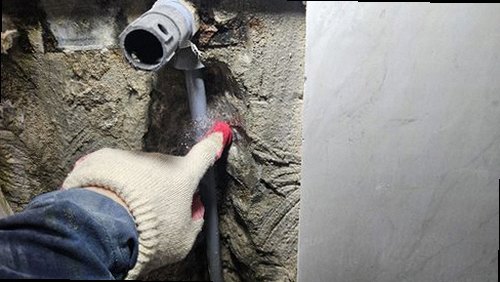 누수탐지 벽면 얼룩과 곰팡이 흔적을 기록하는 점검 장면