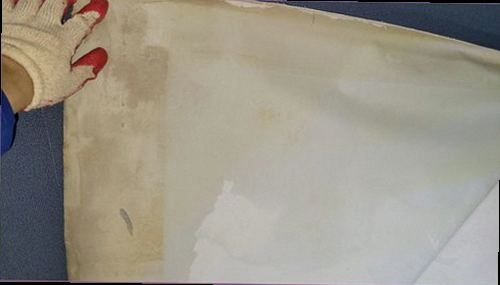 누수탐지 안방 벽면의 물자국과 점검 과정을 보여주는 이미지