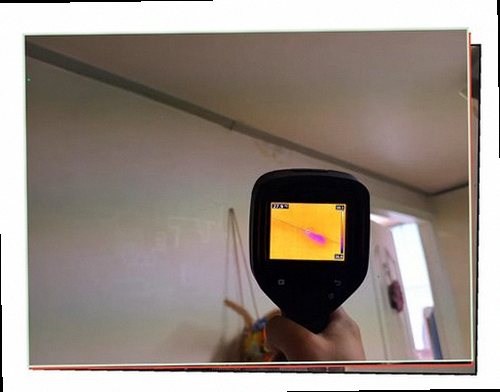 누수탐지 벽지 변색과 들뜸이 나타난 실내 벽면 점검 장면