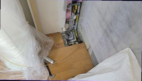 누수탐지 점검 전후 비교를 보여주는 실내 배관 확인 장면