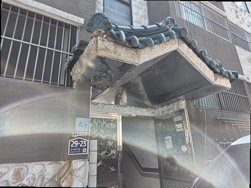 누수탐지 배관 위치를 확인하며 진단 기록을 정리하는 장면