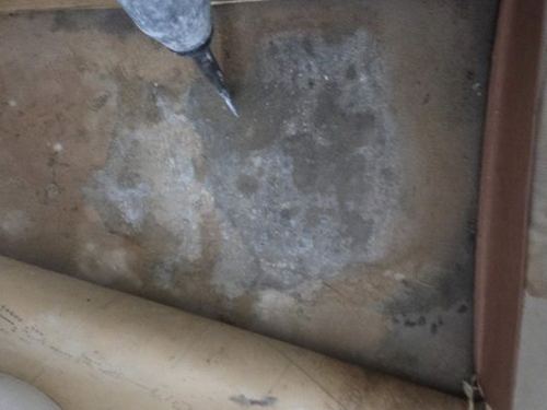 누수탐지 벽면 얼룩과 수도 계량기를 차례로 확인하는 점검 과정