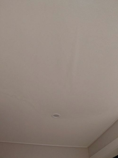 누수탐지 보수 후 건조 상태를 확인하는 아랫집 벽면