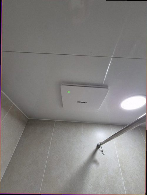 종로구 누수탐지 천장과 벽면의 누수 흔적을 확인하는 모습