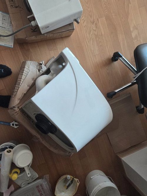 누수탐지 보수 후 벽지가 안정된 상태를 비교 촬영한 장면