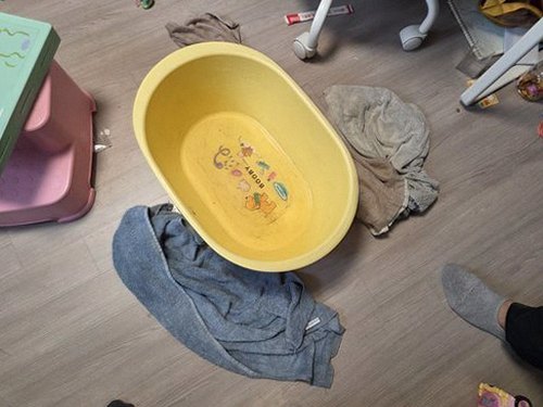 누수탐지 배관 점검 기록을 정리하는 모습
