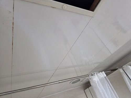 누수탐지 배관 이음부 점검 및 기록 작업 장면