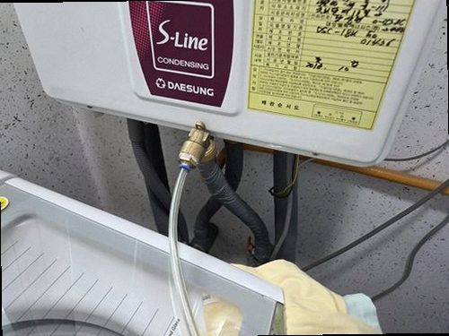 누수탐지 배관 압력 측정 도구 사용 모습