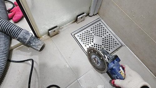 누수탐지 배관 점검 도구 준비 장면