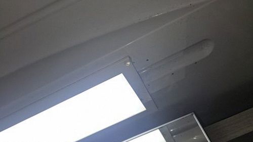 누수탐지 열화상 장비로 벽체 수분 분포를 살펴보는 모습