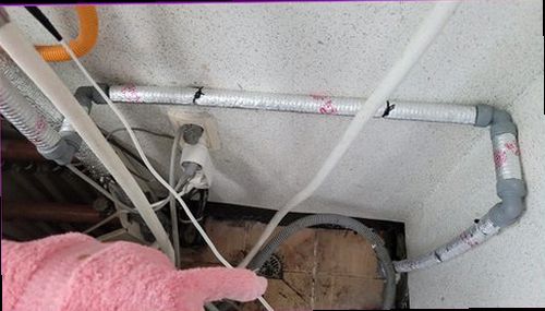 분당구 누수탐지 천장과 벽면의 누수 흔적을 확인하는 모습