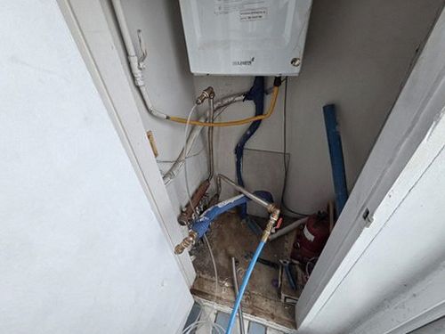 누수탐지 교체된 보일러 호스와 연결부 체결 상태를 비교 확인하는 장면