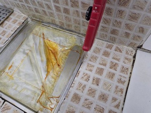누수탐지 천장 얼룩의 위치와 주변 상태를 확인하는 현장 점검