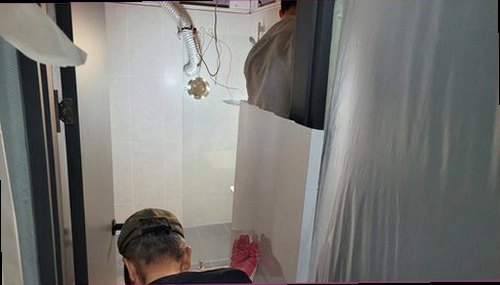 권선구 누수탐지 벽면과 천장에 나타난 누수 흔적을 확인하는 모습