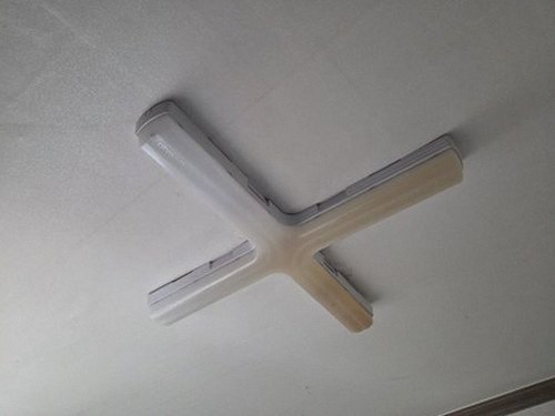 누수탐지 벽과 천장에 나타난 수분 흔적을 비교해 보는 모습