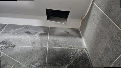 누수탐지 욕실 바닥과 배관 주변 누수 흔적을 확인하는 점검 과정