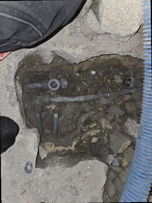 누수탐지 누수 보수 후 배관 연결부와 주변 상태를 확인하는 모습