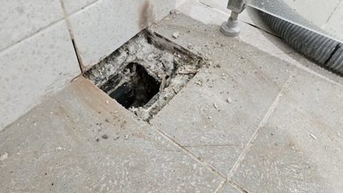 누수탐지 천장 모서리에 번진 벽지 얼룩 점검 장면