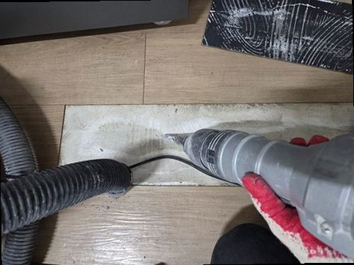 누수탐지 벽지에 번진 얼룩과 들뜬 가장자리