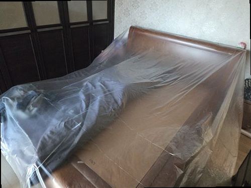 누수탐지 배관 연결부를 살펴보는 점검 장면