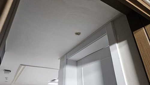 누수탐지 점검 결과를 정리한 보고서와 측정 기록을 확인하는 장면