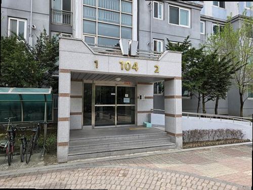 종로구 누수탐지 벽과 천장에 나타난 물 얼룩을 확인하는 점검 장면